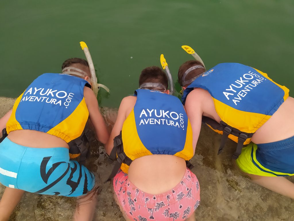 Actividad de buceo snorkel con Ayuko