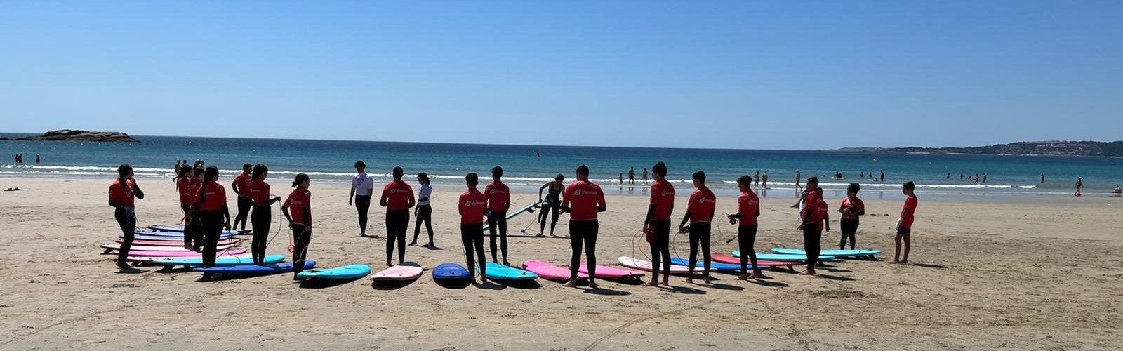 Surf en los campamentos náuticos de veranos de Ayuko de Galicia